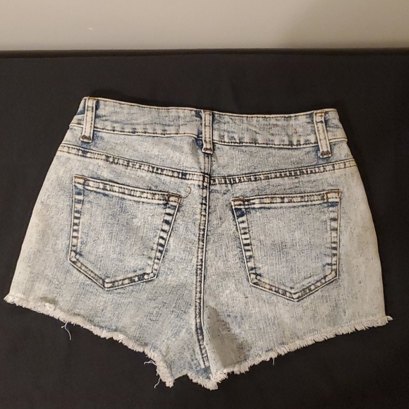 Short shorts - Picture 3 of 3